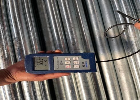 ERW Steel Pipe Dengan Perlindungan Cap Di Permukaan Selesai Lukisan Bare Dan Panjang 0.3-1.2m