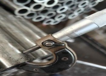 Hot Extrusion Seamless Steel Pipe dengan Layanan Pemotongan