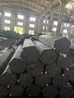 Pipa baja tanpa jahitan dengan ujung berbeveled, bahan kelas X10CrMoVNb9-1, dan panjang hingga 12 meter untuk aplikasi industri